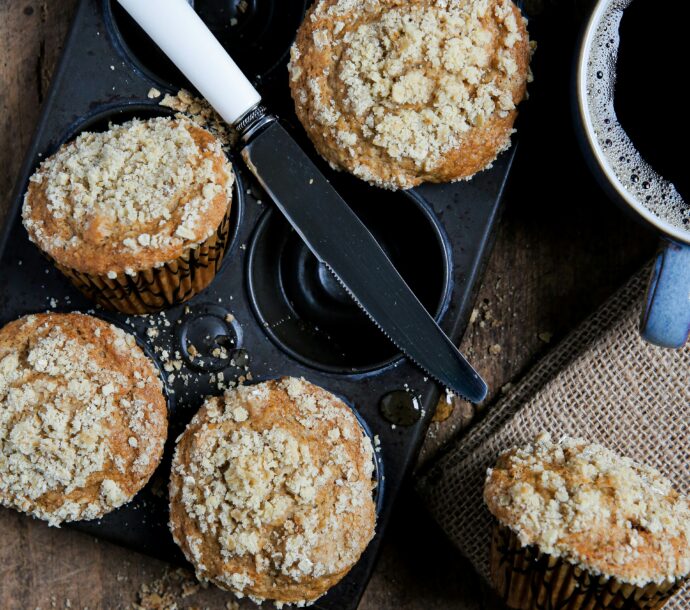 Muffins à la rhubarbe avec crème et crumble de pistaches